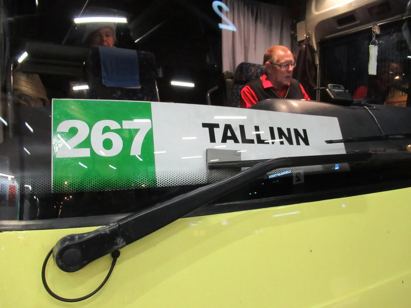 Kaugliini 267 buss alustab sõitu Karksi-Nuiast ja väljub Pärnust pealinna poole kell 7.45. Kolme nädala pärast ehk 16. novembrist peavad sõitjad Pärnus ümber istuma, sest mugav otsereis lõpeb liini sulgemisega.