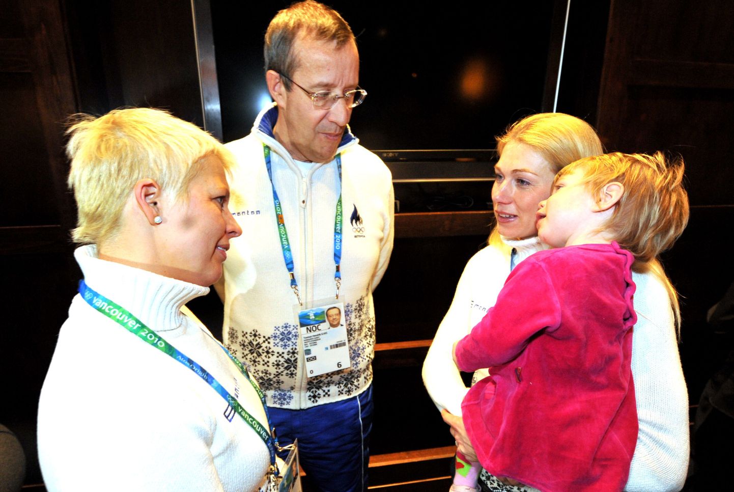 President Toomas Hendrik Ilves ja Evelin Ilves hõbemedali võitjat Kristina Šmigun-Vähit õnnitlemas. Hõbedanaise süles on tütar Victoria Kris.