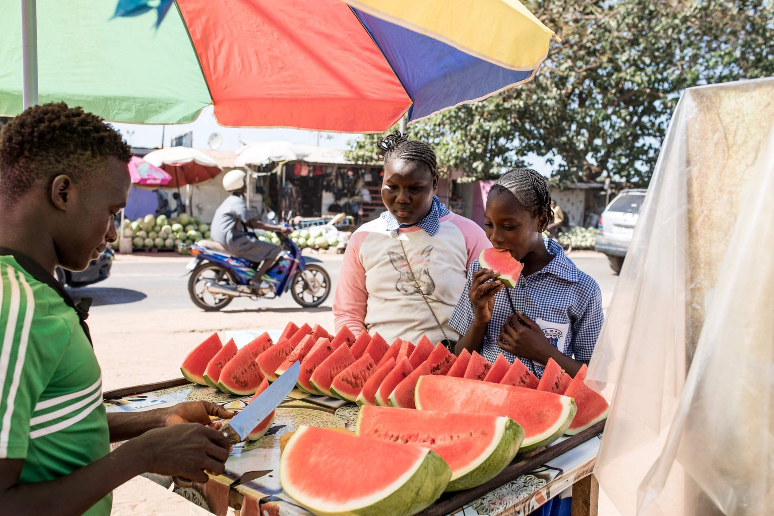 Gambia pealinnas Banjulis jätkub arbuuside müük tavapärases rütmis.