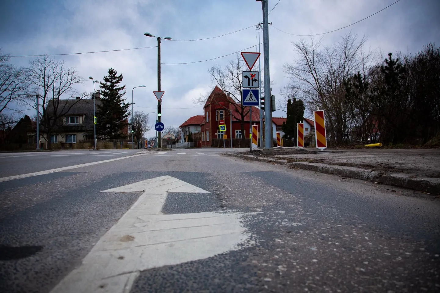 Ristimikul on pooleli valgusfooride rekonstrueerimistööd, mistõttu vanad ja uued märgid annavad eri juhiseid.