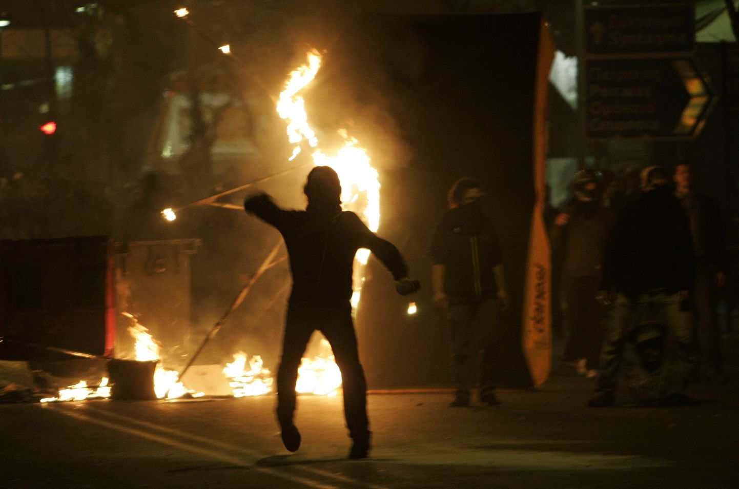 Kreeka protestija heitmas kivi politseinike suunas.