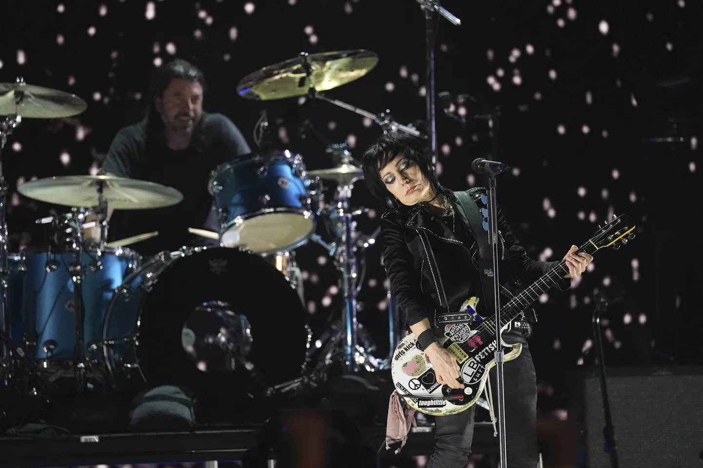 Joan Jett esinemas ansambliga Nirvana.