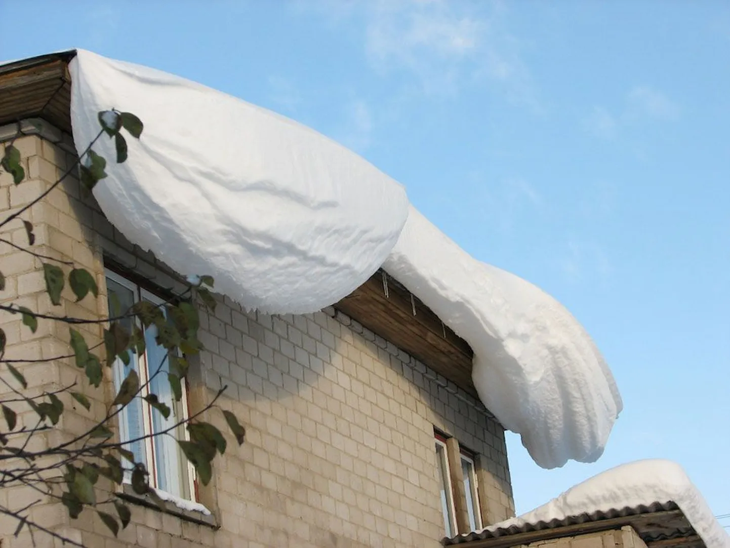 Крыши не выдерживают тяжелого снега.