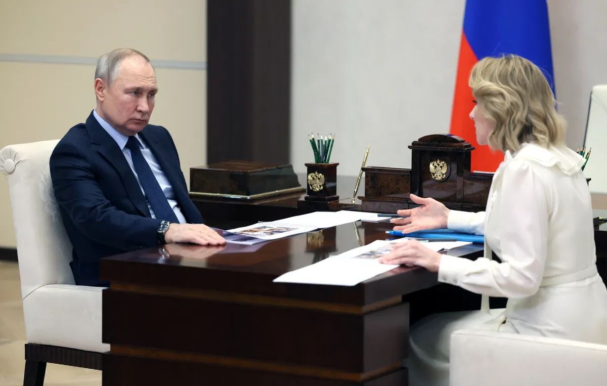 Путин встречается с уполномоченной по правам ребенка в РФ Марией Львовой-Беловой 16 февраля 2023 года, когда чиновница рассказала президенту РФ о том, что лично усыновила ребенка из оккупированного Мариуполя.
