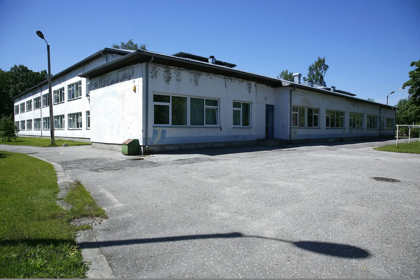 Pärnu politseijaoskonna politseinikud kontrollisid koos politseikadettidega, kuidas on lood Pärnus Kastani tänaval lasteaeda tõttavate lastevanemate harjumusega turvavarustust kasutada.