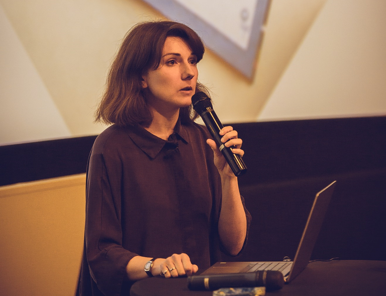 Ксения Ремезова на лекции об авангарде в апреле 2023.