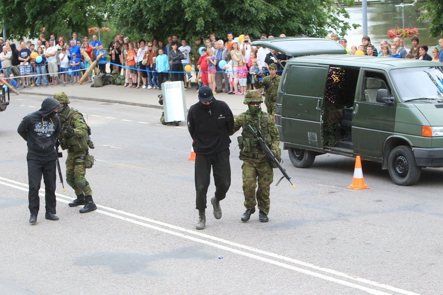 Pildil mullune maakaitsepäev Tartu kesklinnas, kus etendati publikule erioperatsiooni läbiviimist.