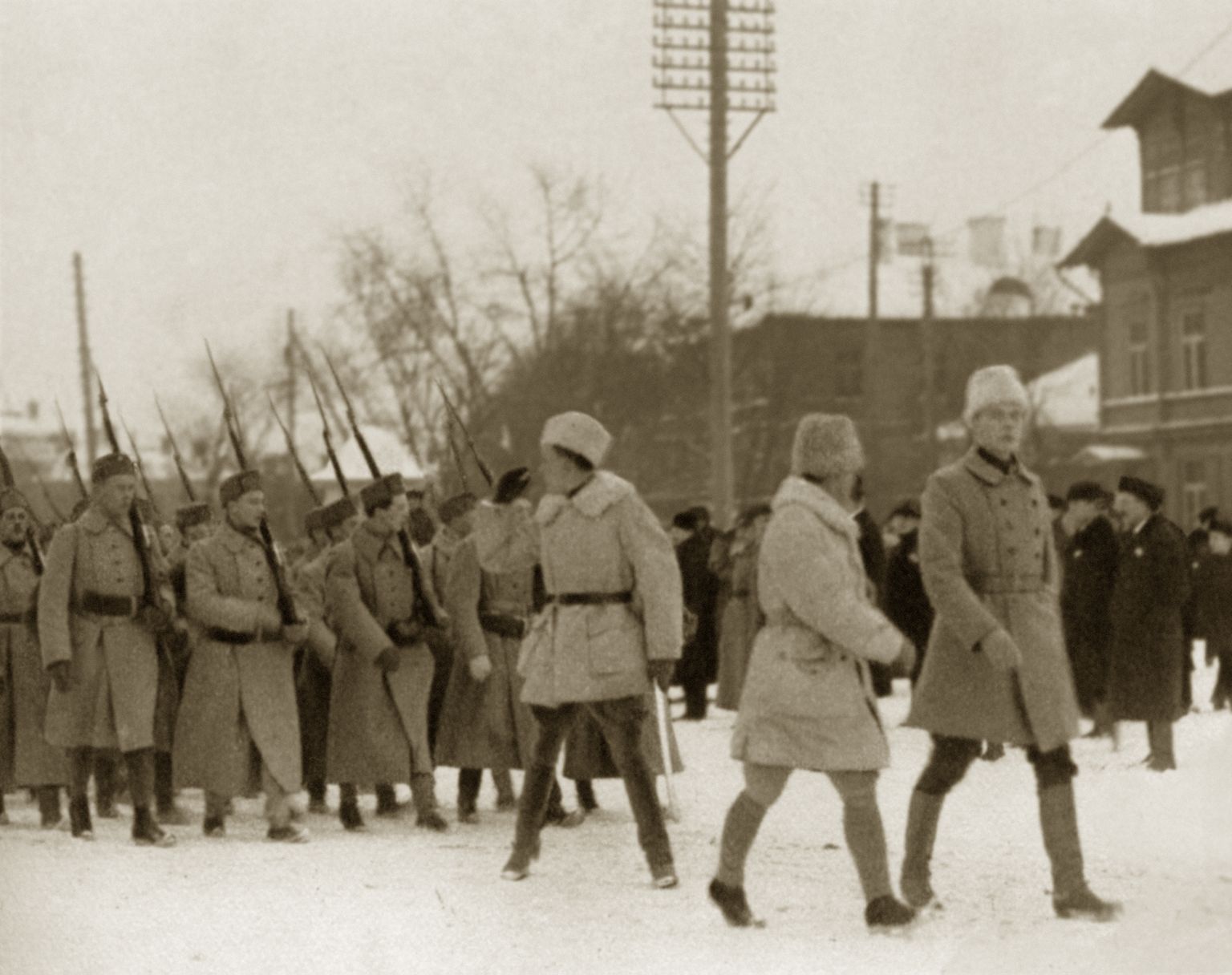 Soome vabatahtlike salk (Ekströmi pataljon) suundumas Tallinnas Peetri platsile paraadile 30. detsembril 1918