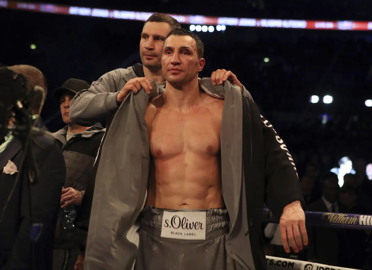 Vladimir Klitško (esiplaanil) koos vanema venna Vitaliga pärast Anthony Joshua käest saadud kaotust.