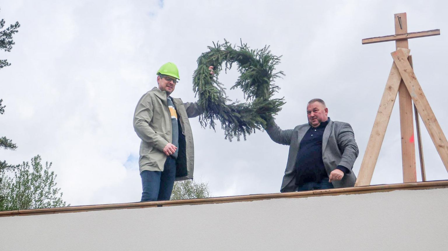 Pärja võtsid katuselt maha ASi Hoolekandeteenused kinnisvaradirektor Karl Mänd (vasakul) ja OÜ Silindia Ehitus juhatuse liige Toomas Perve.