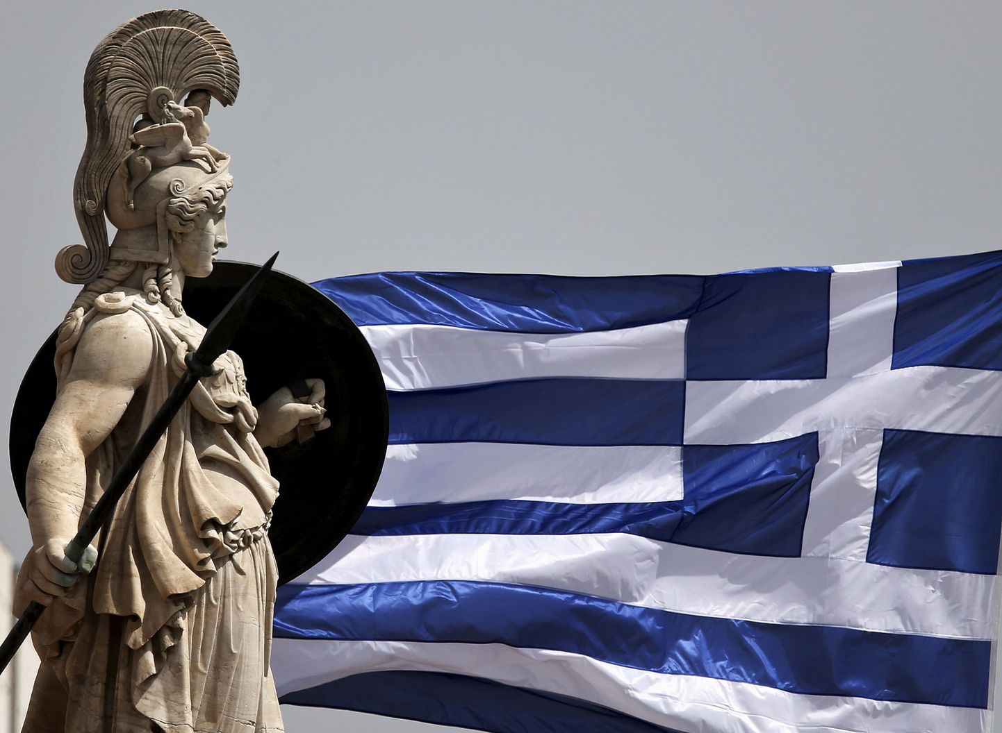 Kreeka rahvuslipp jumalanna Ateena kuju taga lehvimas