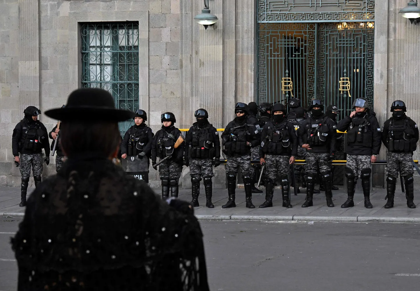 Boliivia politsei valitsusasutusi turvamas.