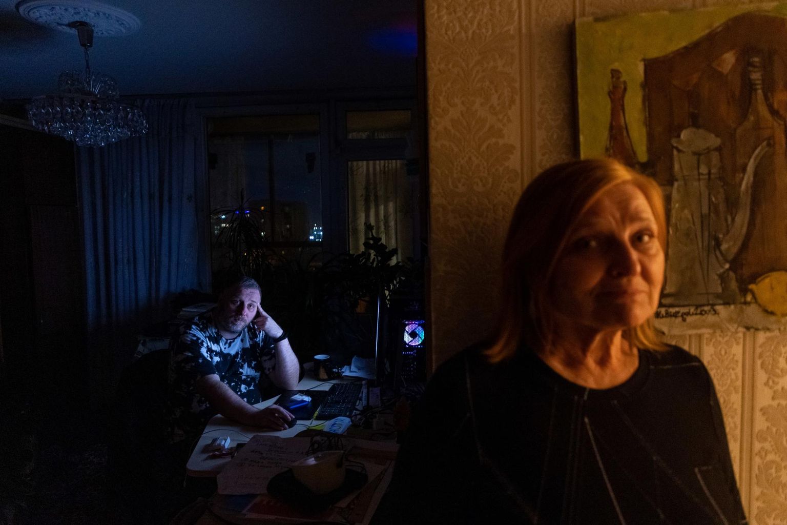 Nikita Titovi (tagaplaanil) tööd sünnivad eranditult pimedas toas, mille ainsaks valgusallikaks on arvutiekraan. Esiplaanil on kunstniku ema Valentina.