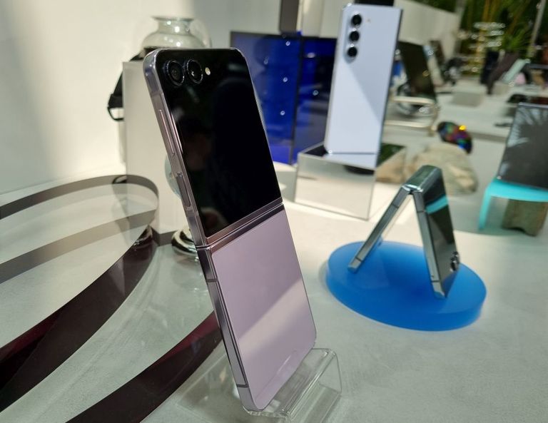 Galaxy Flip5 näitab välisel ekraanil palju erinevaid infovidinaid ja sealt saab isegi sõnumeid kirjutada telefoni kaant avamata.