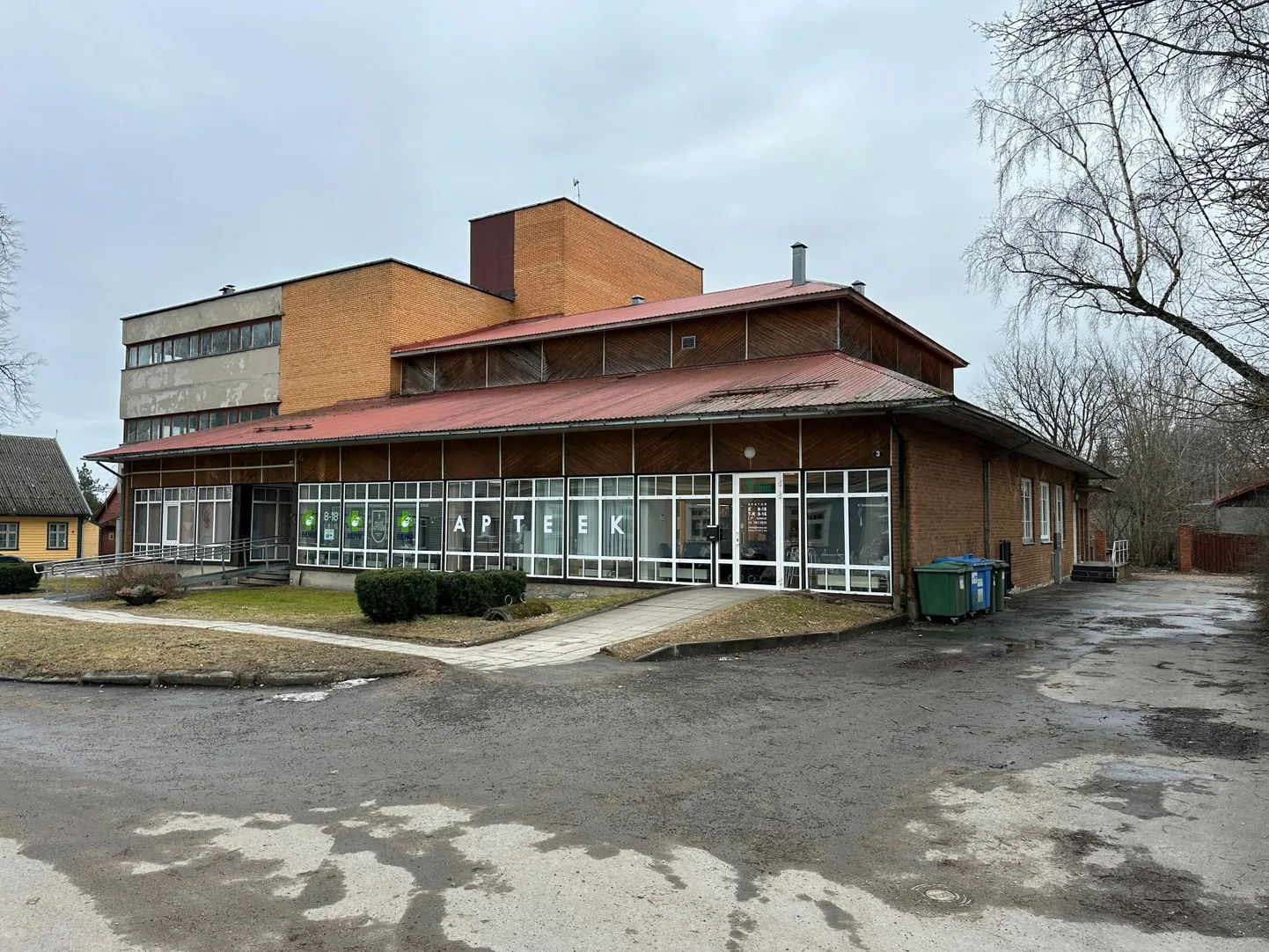 Paide Vee tänava apteegimaja