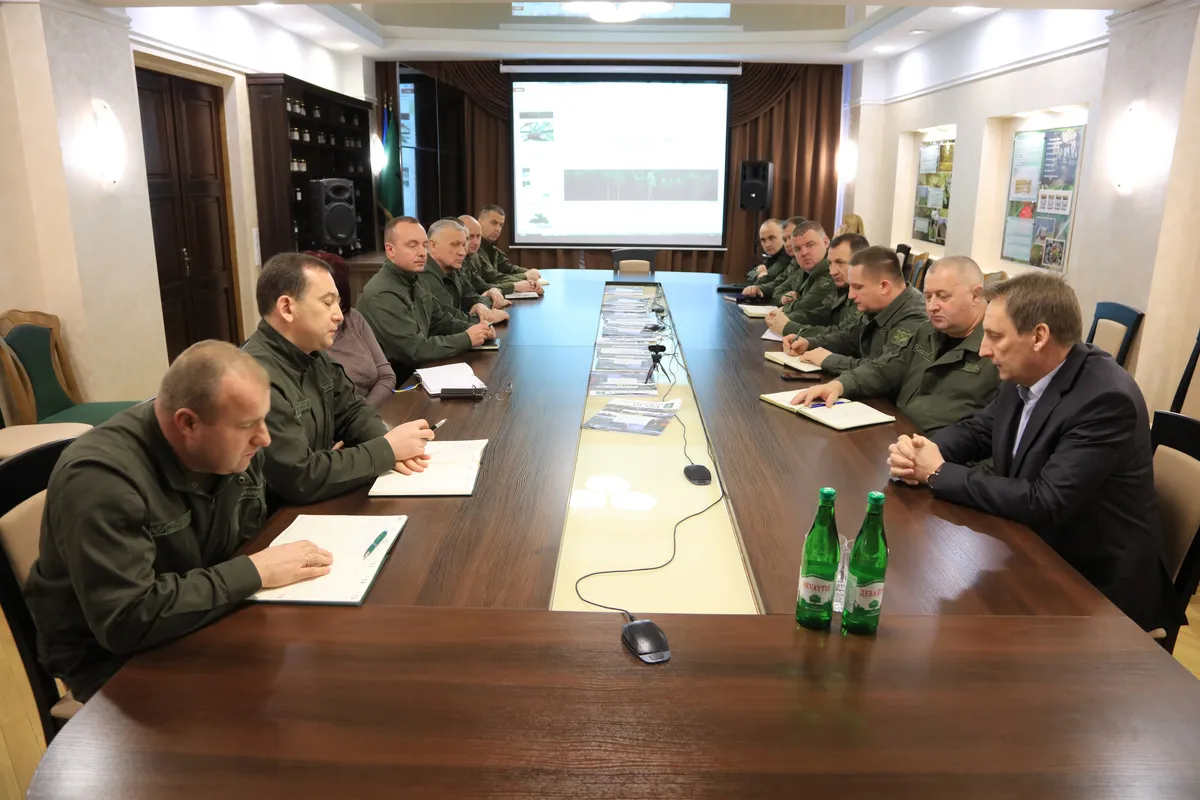 LVM pārstāvji Ukrainā iepazīstina ar kokaudzētavu darbu.