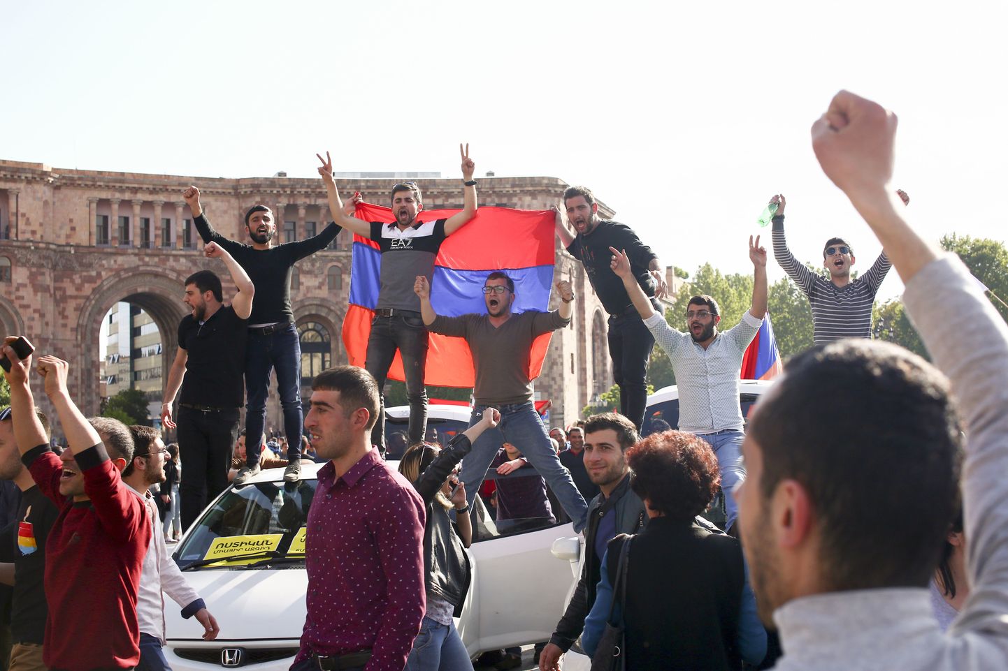 Inimesed hoidmas Armeenia rahvuslippu ja tähistamas peaminister Serž Sargsjani tagasiastumist.