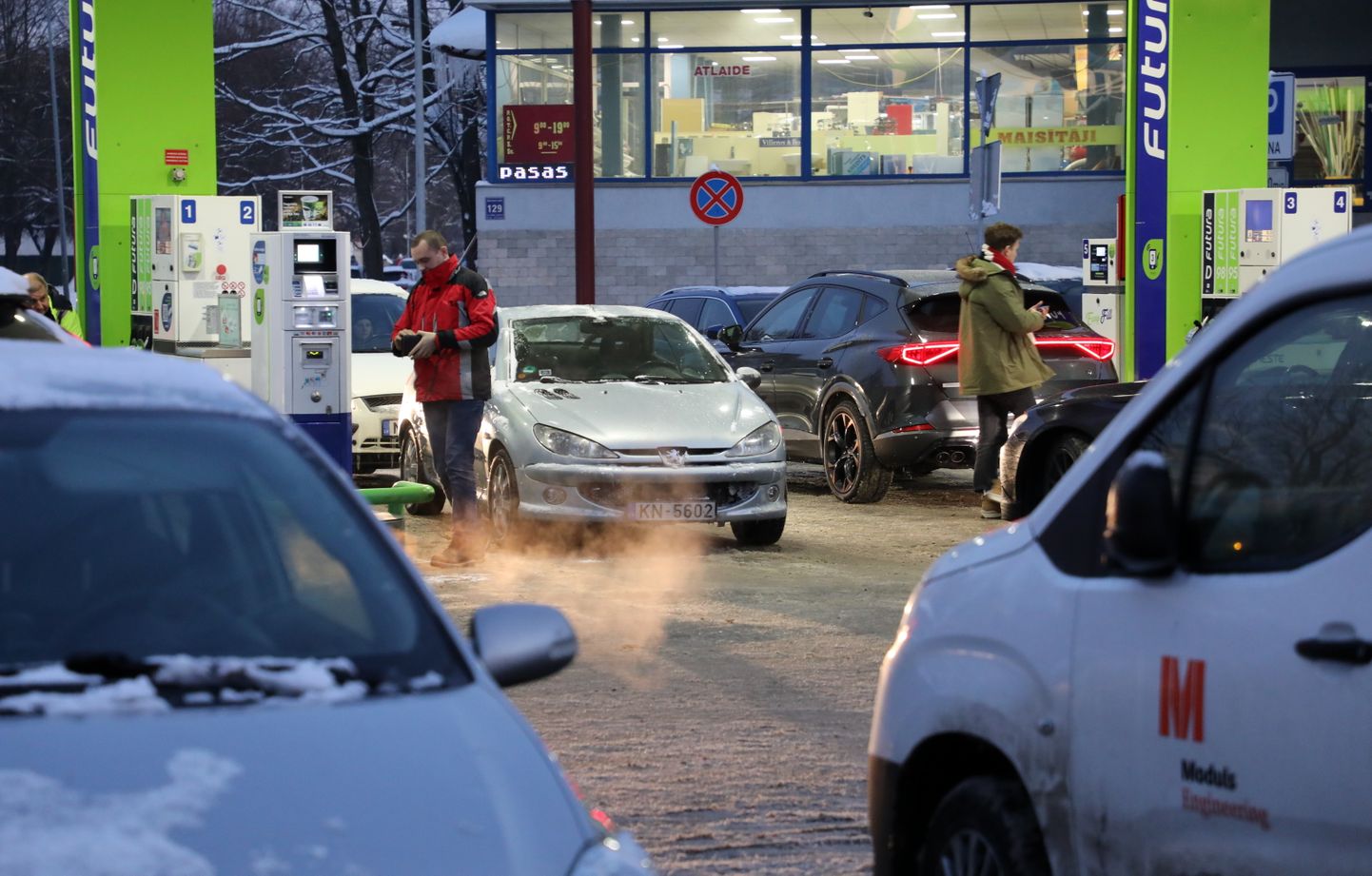 Automašīnas degvielas uzpildes stacijā "Neste", kur no plkst. 13 līdz 17 degvielai samazināta cena par 0,15 eiro litrā