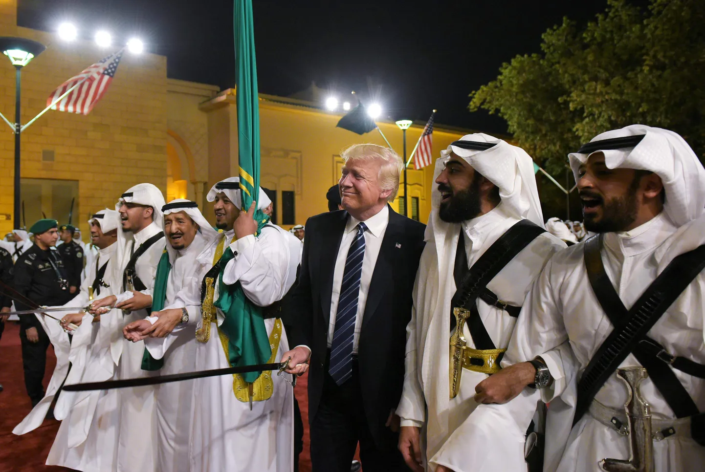 Trump Saudi-Araabias nautimas kõrbehõimude traditsioonilist sõjatantsu - mõõk käes, taustaks trummipõrin ja sõjaloitsud.
