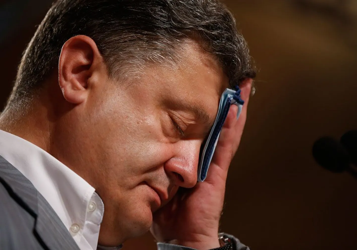 Возможно, как настоящий бизнесмен Петр Порошенко найдет какой-нибудь взаимовыгодный вариант отношений с Россией, и Кремль сам будет заинтересован остановить скрытую войну на востоке Украины. Но это будет нелегко.