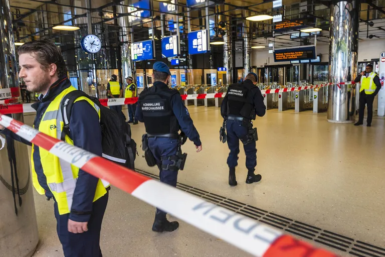 Politseinikud Amsterdami pearaudteejaamas.
