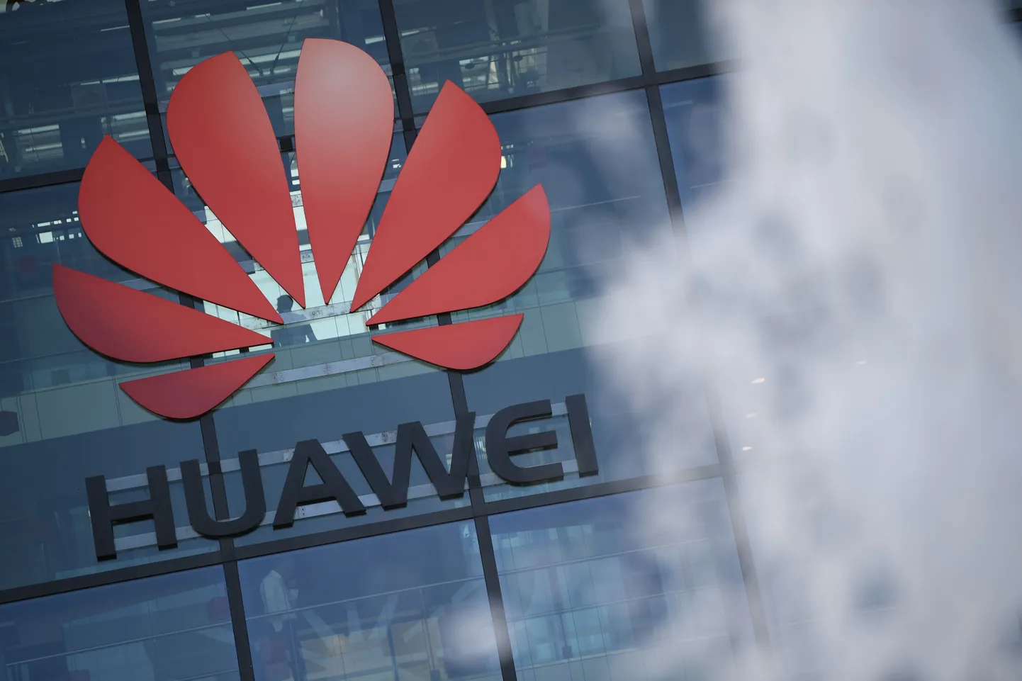 (FILES) In this file photo taken on January 28, 2020 A photograph shows the logo of Chinese company Huawei at their main UK offices in Reading, west of London, on January 28, 2020. - British telecoms giant Vodafone said on February 5, 2020 that it would cost 200 million euros ($221 million) over five years to remove Chinese group Huawei's equipment from core 5G European activities. (Photo by DANIEL LEAL-OLIVAS / AFP)