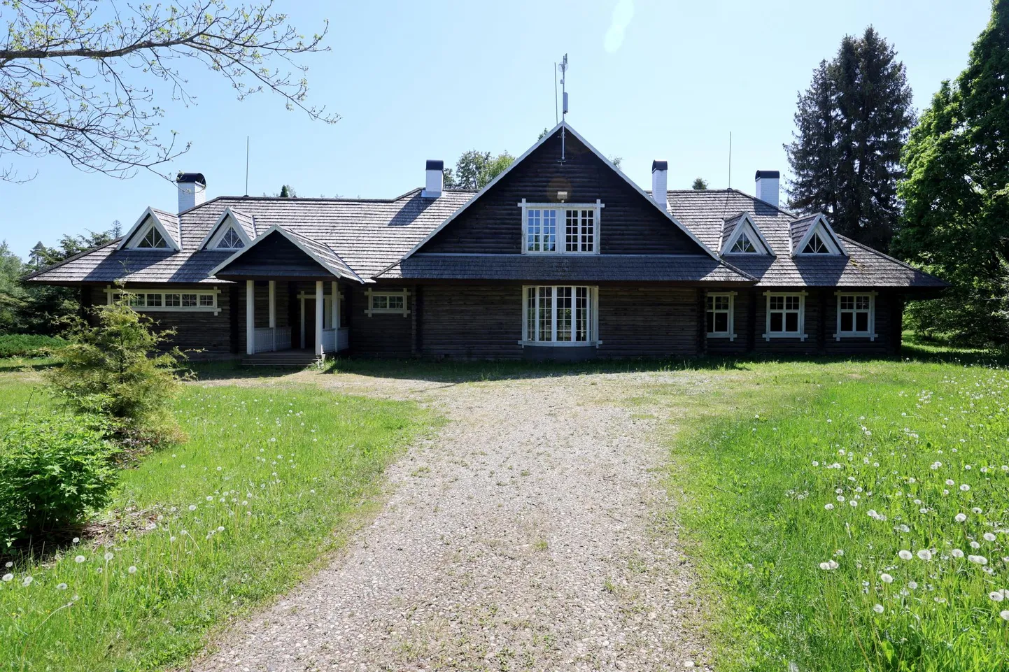 Järvselja jahiloss valmis 1980. aastal palkidest, mis veeti kokku Eesti metskondadest. Seni kasutasid lossi maaülikooli õppejõud ja teadustöötajad praktikumide ajal.