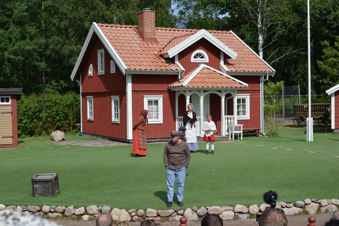 Lennebergas Emīla sēta ar grāmatas varoņiem Astridas Lindgrēnes tematiskajā parkā Vimerbijā, Zviedrijā