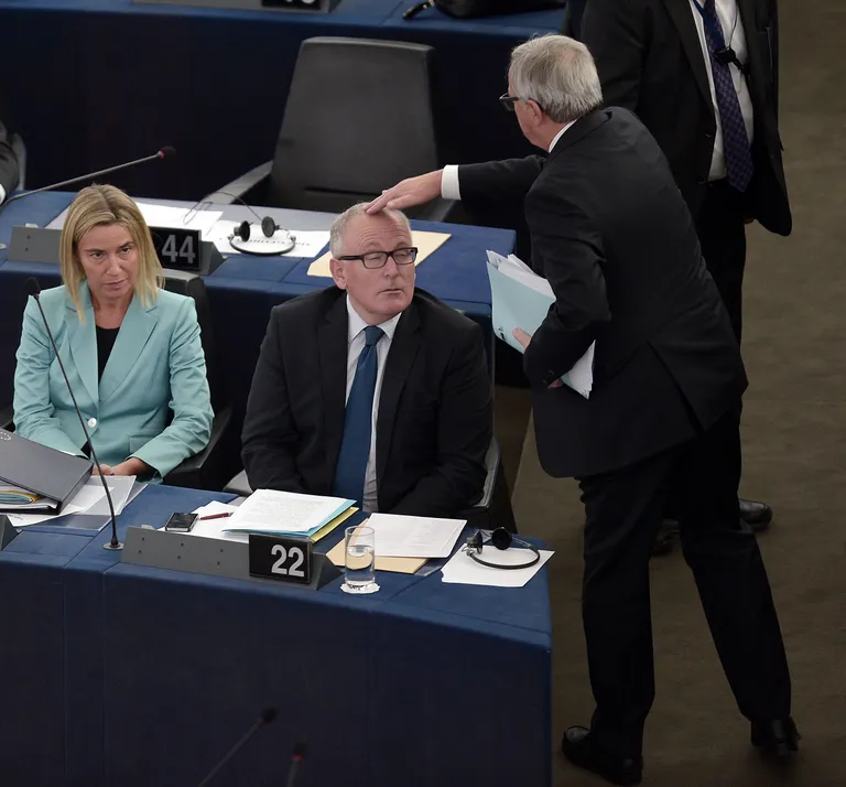 Esimene fototõend sellest, kuidas Timmermansi pealagi Junckerit tõmbab, pärineb 2015. aasta 9. septembrist sealtsamast europarlamendi plenaarsaalist Strasbourgis. Too oli päev, kui Juncker pidas oma esimese kõne olukorrast ELis komisjoni presidendina Foto: FREDERICK FLORIN / AFP / Scanpix