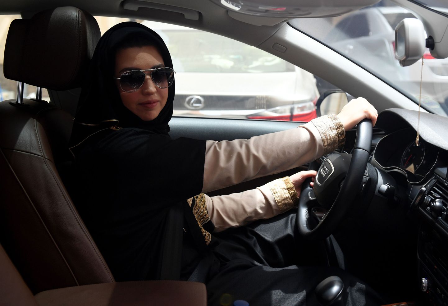 Äsja load saanud Daniah al-Ghalbi on valmis oma autoga peagi sõitma asuma.