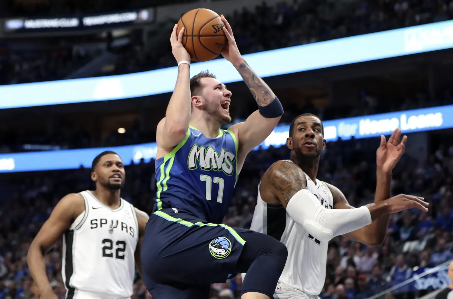 Dallase Mavericksi staar Luka Doncic (nr 77) oli San Antonio Spursi vastu oma meeskonna parim.