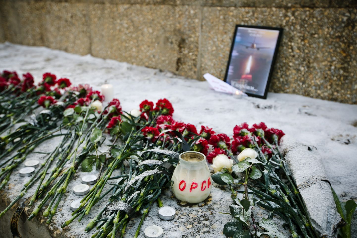 Цветы в память о жертвах крушения Ан-148.