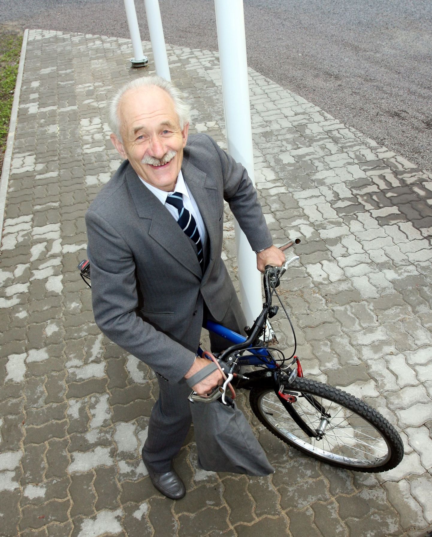 Nõmmelane Enno Himberg tuli valima ülikonna ja jalgrattaga.