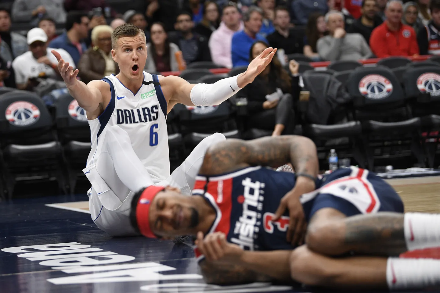 Kristaps Porzingis (valges) ja Dallas Mavericks said teise kaotuse järjest. Seekord tunnistati võõrsil Washington Wizardsi ühepunktilist paremust.