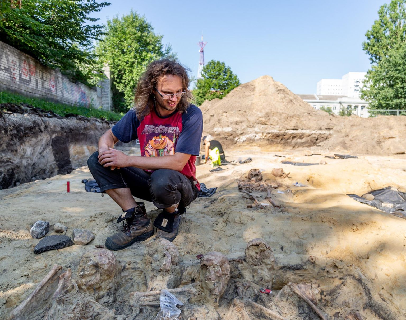 Arheoloog Martin Malve näitab hauda, kuhu on maetud viis inimest.