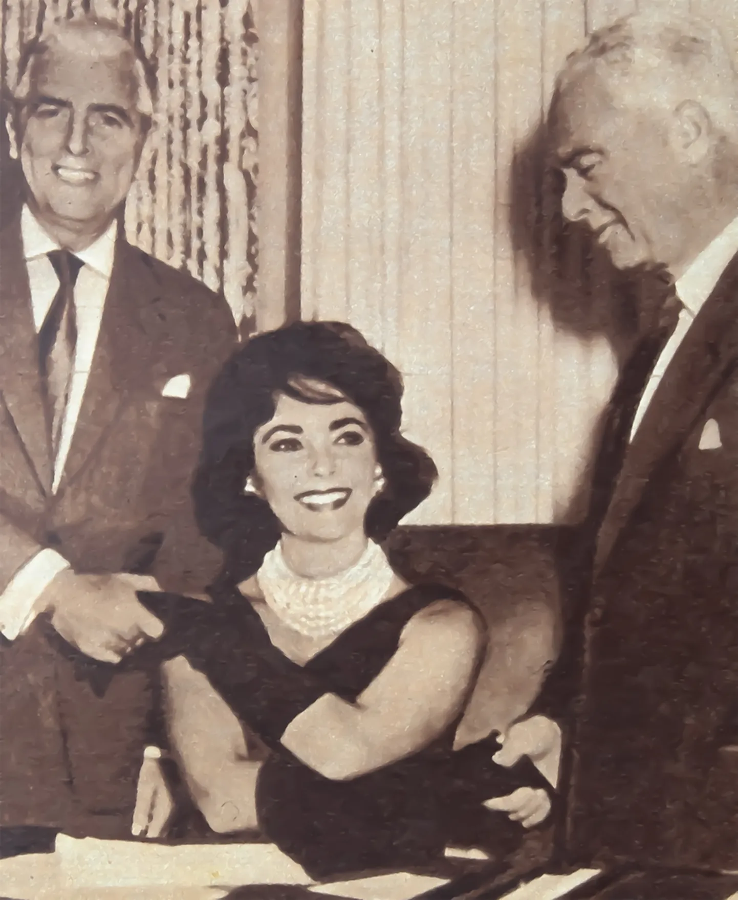 Elizabeth Taylor filmi «Cleopatra» lepingu sõlmimisel.