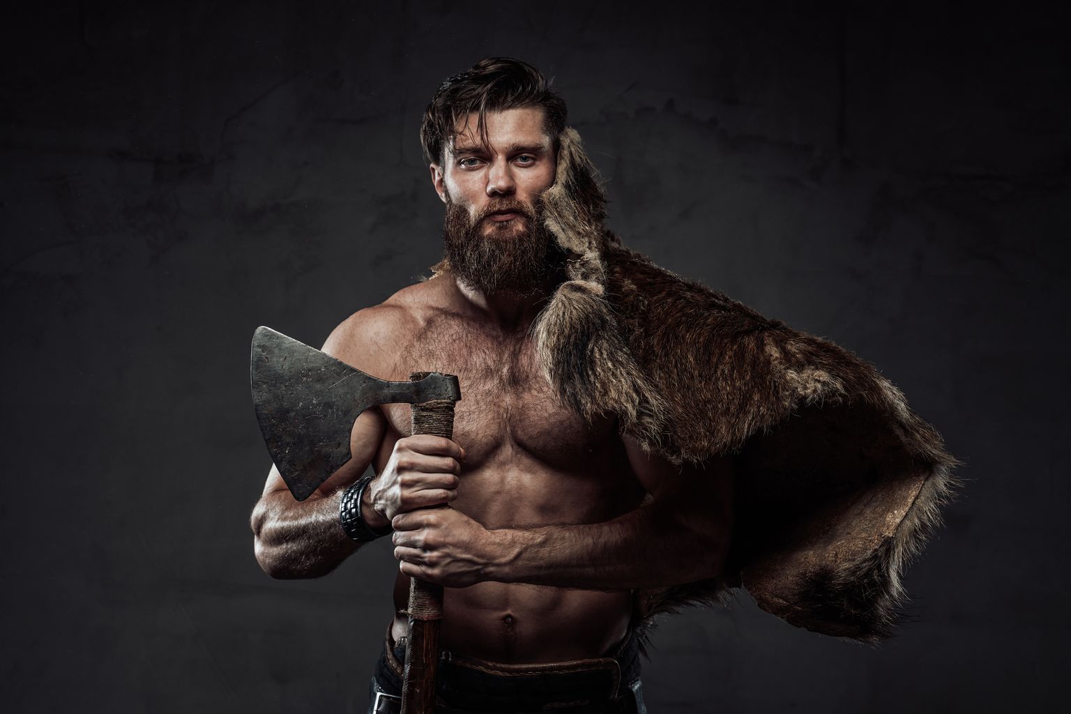 Viikingiks kehastunu kandmas karusnahka. Pilt on illustreeriv