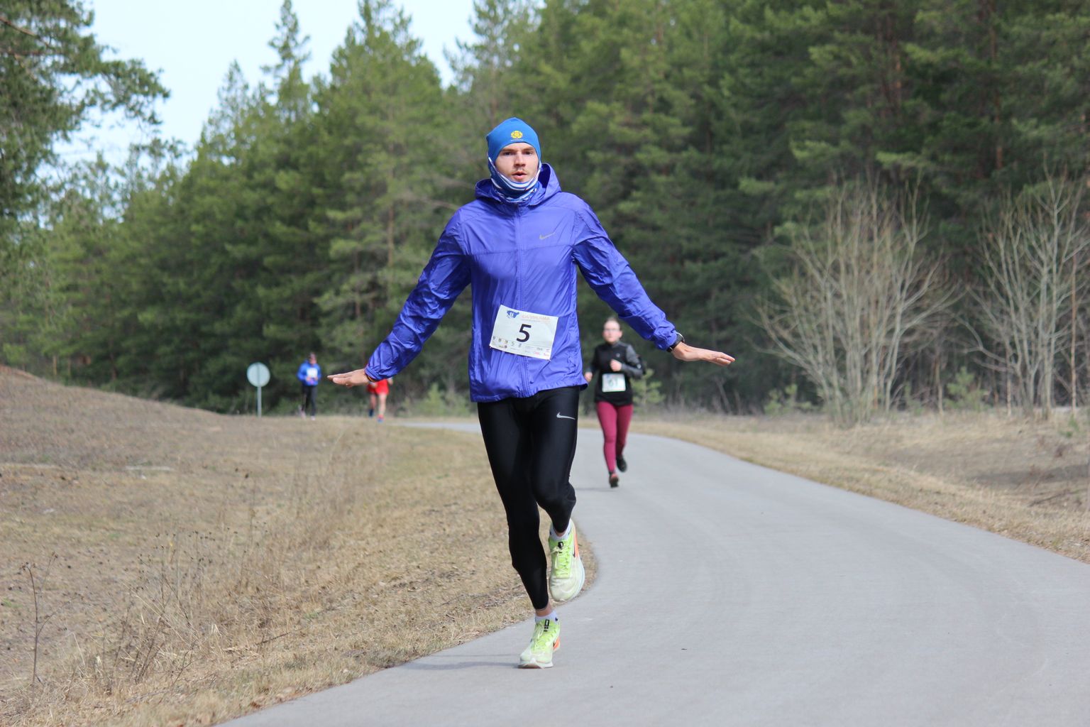 Входящий в число лучших бегунов Эстонии на средние дистанции Денис Шалкаускас уверенно победил на 7-километровой трассе генеральского забега.