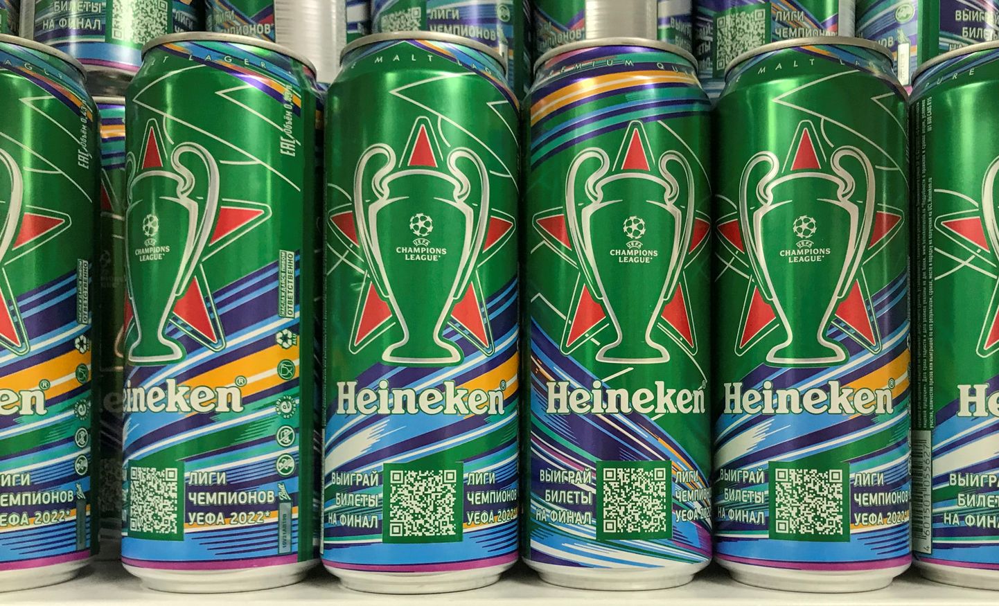 Heinekeni õllepurgid poeriiulil Moskvas. REUTERS/Staff