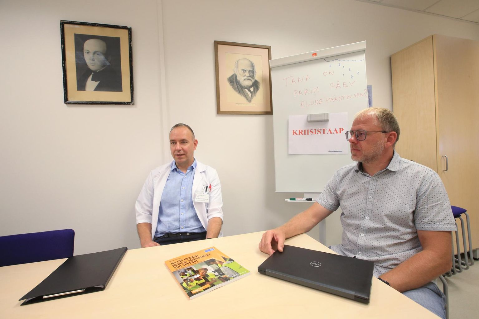 TÜ kliinikumi ravijuht Andres Kotsar (vasakul) ja 5. kliinilise valdkonna juht Jaan Sütt jagasid eile selgitusi IT-rikke kohta samas toas, kus nad päev varem väikest kriisikoosolekut pidasid.