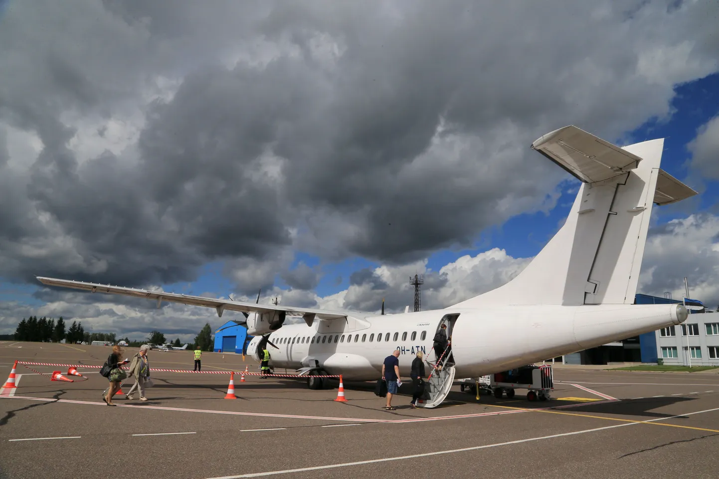 Finnairi lennuk Tartu  lennuväljal.