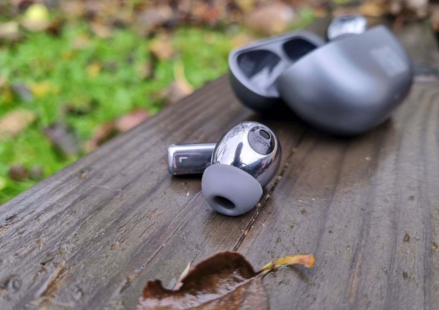 Huawei uute kõrvaklappidega võib minna ka vihma ja lörtsi kätte. Juhtimine kõrvapulga külje pealt võib olla ainult natuke harjumatu.