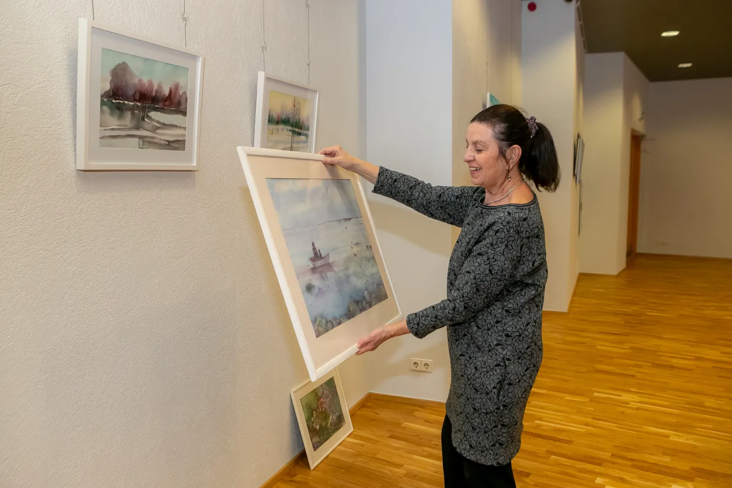 Tänavuste näitusetööde ülespanemisel jäi oma teosega objektiivi ette kunstnik Virge Nemvalts.