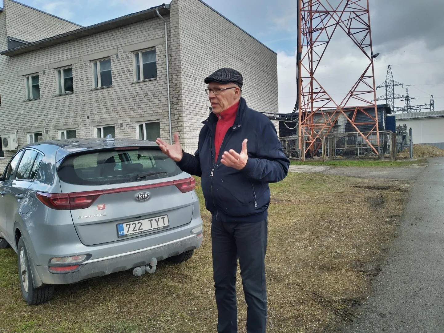 Jõgeva abivallavanemal Viktor Svjatõševil ei jäänud eile pärastlõunal muud üle kui põlenud alajaama juures käsi laiutada, sest Elektrilevi lubadused olid katteta.