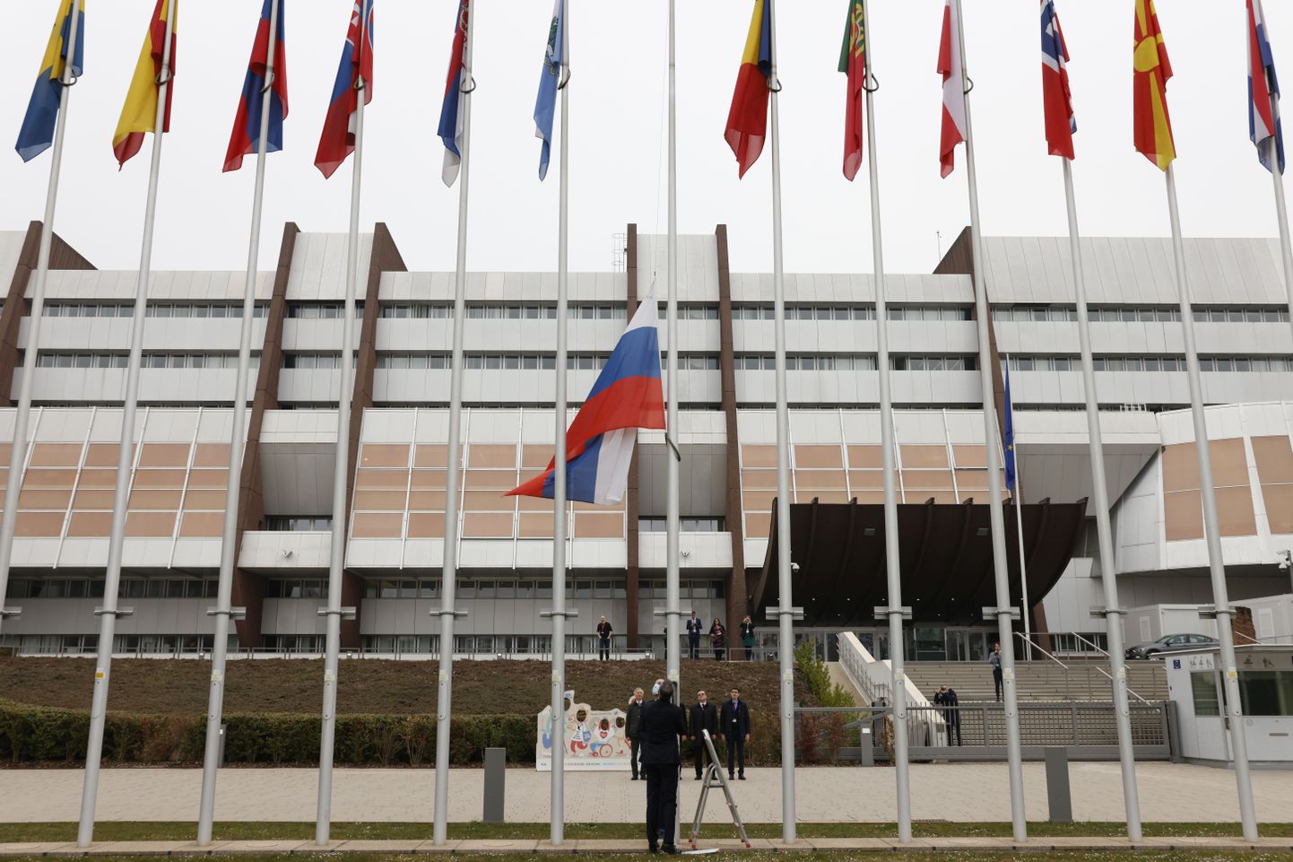 Venemaa lipu langetamine Euroopa Nõukogu ees Strasbourgis 16. märtsil 2022.