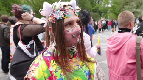 ВИДЕО ⟩ Транссексуал из России на демонстрации в Таллинне: «Там я могу получить за то, что ношу бантик!»
