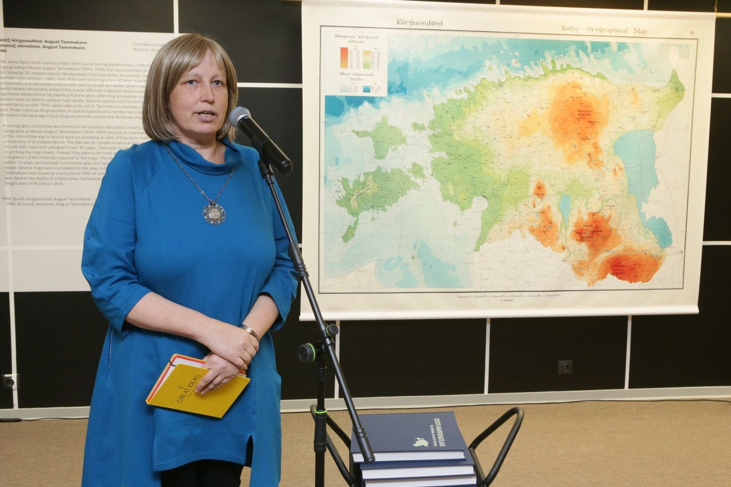 Leida Lepik kõneleb «Eesti rahvusatlase» esitlusel.