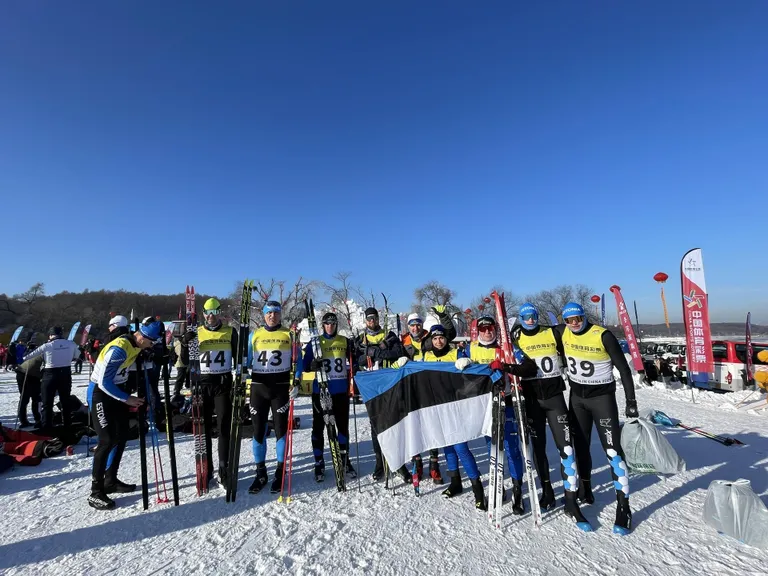 Moonika Pilli (lipu taga keskel) osales Aasia suurimal suusamaratonil Vasaloppet China.