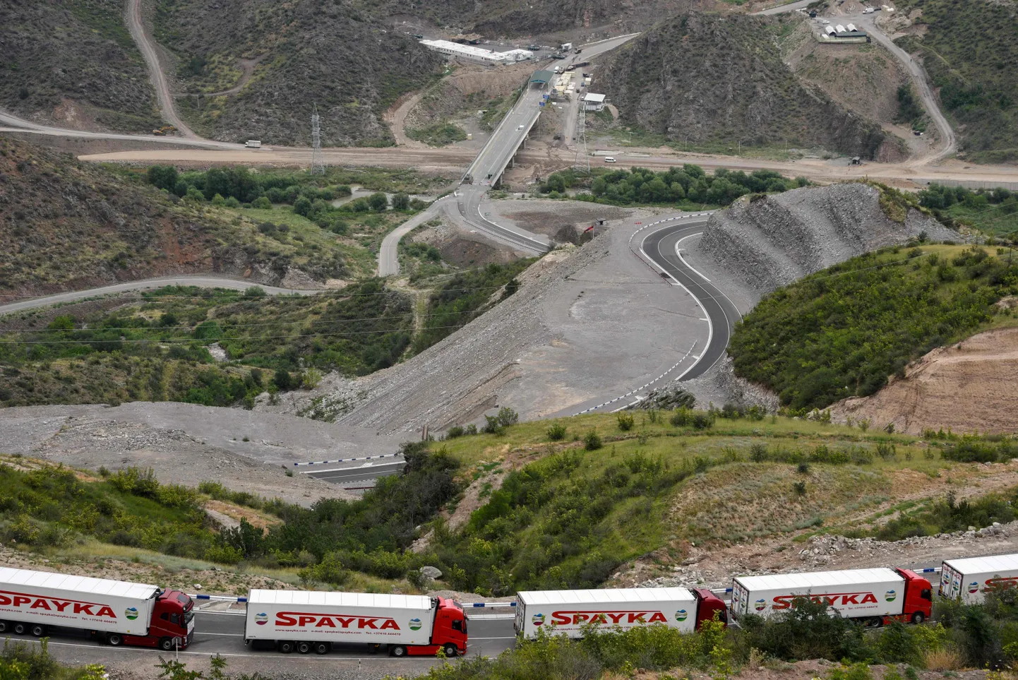 Mägi-Karabahhi humanitaarabi vedavad Armeenia veoautod seisavad 30. juulil 2023 Aserbaidžaani kontrollpunkti lähistel, mis on püstitatud Laçıni koridori sissepääsu juurde.