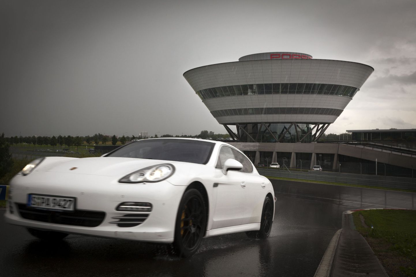 Porsche Panamera Leipzigis asuval testirajal.